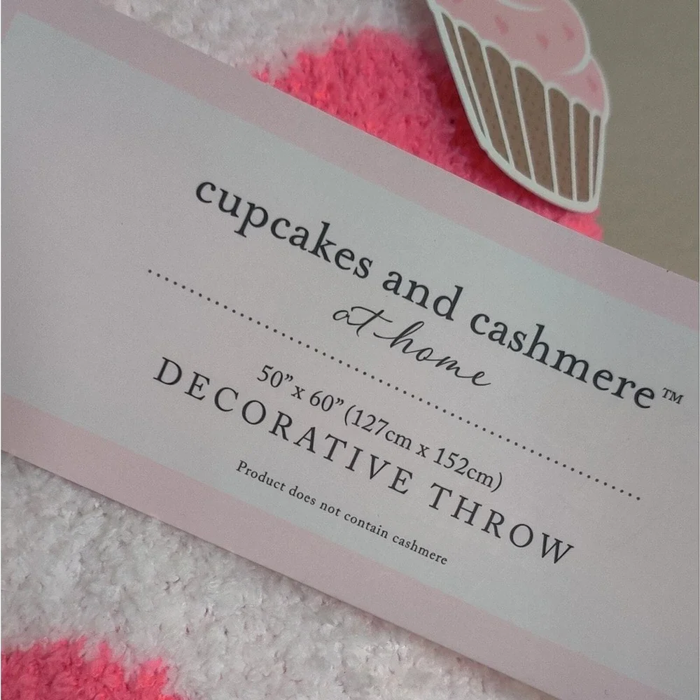 Cupcakes and Cashmere Viral TIKTOK Pink Heart Valentine Throw‎ Blanket NWT